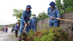 Lữ đoàn 147: 100 cán bộ, chiến sĩ tham gia vệ sinh củng cố tuyến đê Hà Nam