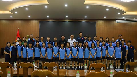 Quyền Chủ tịch VFF Trần Quốc Tuấn gặp mặt, động viên U18 nữ Việt Nam