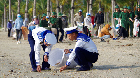60 cán bộ, chiến sĩ Lữ đoàn 147 tham gia chiến dịch làm sạch bờ biển tại Tuần Châu