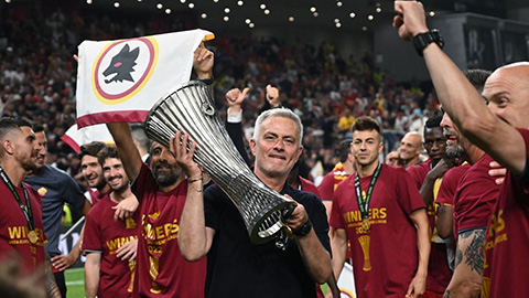 Mourinho được học trò ở Roma yêu quý thế nào?