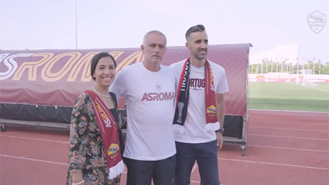 HLV Mourinho làm chứng cho màn cầu hôn CĐV Roma